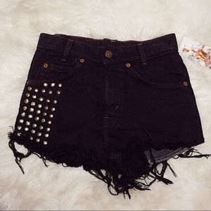 Vintage high rise Levi’s shorts 🖤